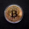 биткоин сувенирна монета златиста