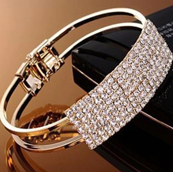 бижута сребристи камъни бъди елегантна жена naj modernata moderen sait za pazaruvane www.lulu.bg www.lulubg.com доволни клиенти красива жена блестяща сърце лято дискотека парти рожден ден